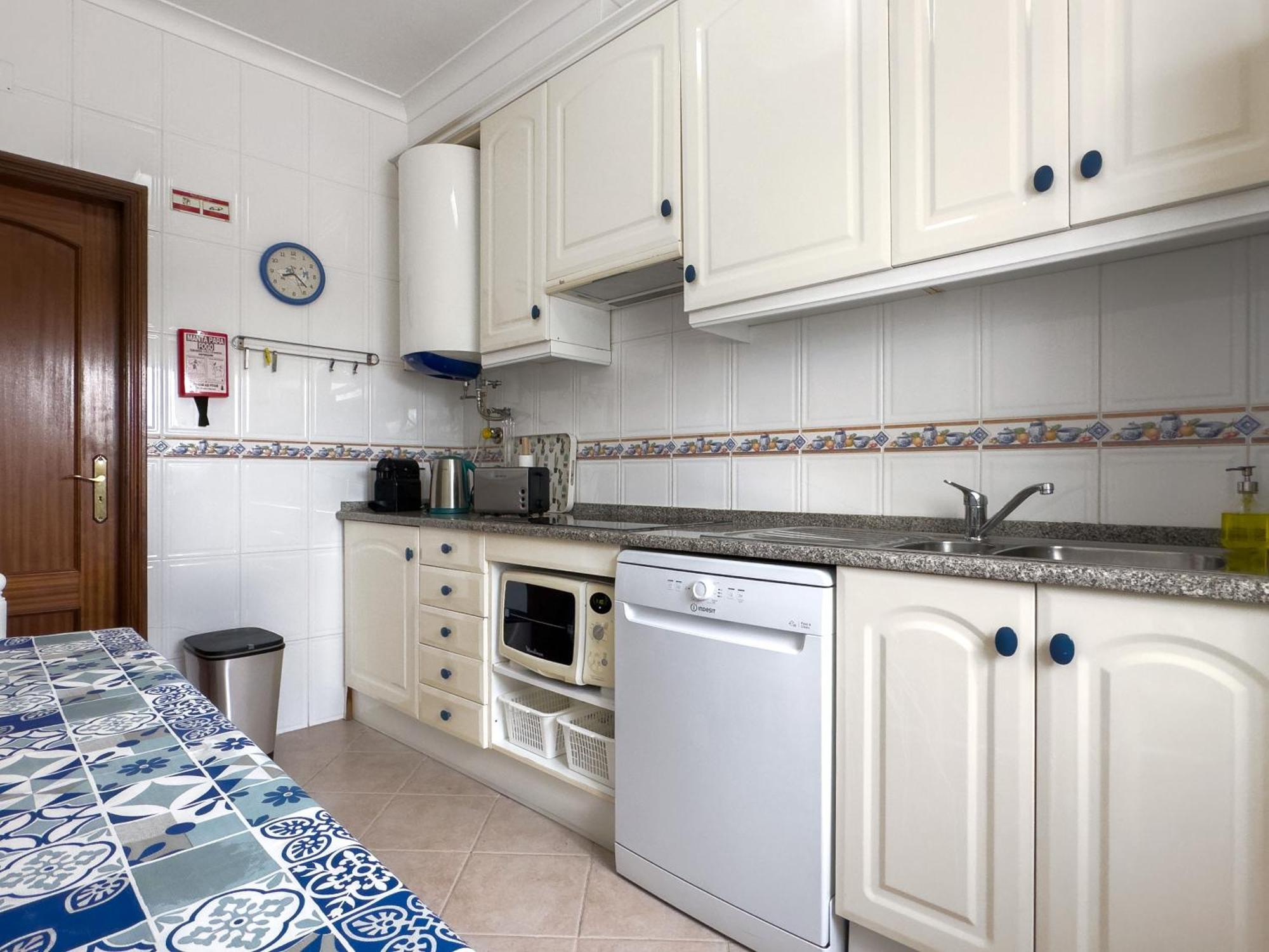Apartamentos A Ramos: Beachfront Condos with Pool and Modern Amenities Albufeira Exterior photo